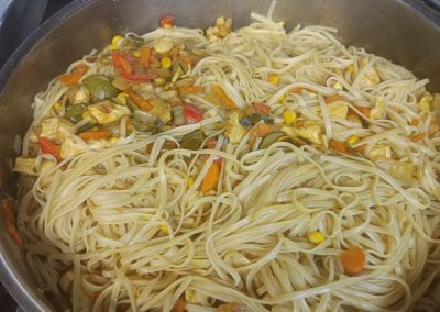 Tallarines orientales con pollo